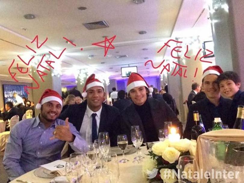 Ed ecco il tavolo dei brasiliani nerazzurri. Un &#39;Feliz Natal&#39; da parte di Jonathan, Juan Jesus, Dod e Hernanes. Twitter/@inter 